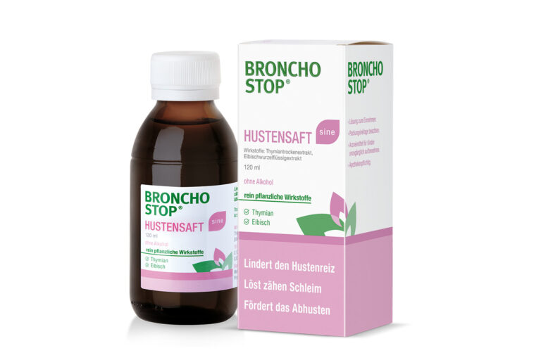 Braune Flasche und Verpackung von BronchoStop Hustensaft Sine, mit pflanzlichen Wirkstoffen Thymian und Eibisch; auf der Verpackung steht, dass der Saft ohne Alkohol ist und bei Reizhusten, festsitzendem Schleim und Hustenreiz hilft.