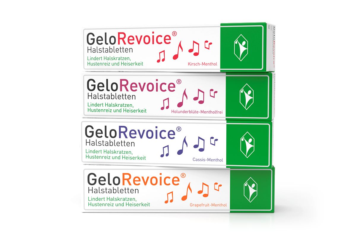 Vier weiße, horizontal gestapelte Packungen GeloRevoice-Halstabletten: oben Kirsch-Menthol (rote Noten), darunter Holunderblüte mentholfrei (pink), Cassis-Menthol (violett) und Grapefruit-Menthol (orange). Jede Schachtel zeigt bunte Musiknoten, das grüne Firmenlogo sowie den Hinweis „Lindert Halskratzen, Hustenreiz und Heiserkeit“.