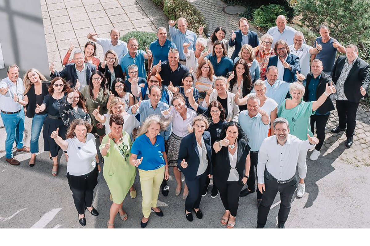 Gruppenfoto des ganzen Teams von HARTMANN Österreich.