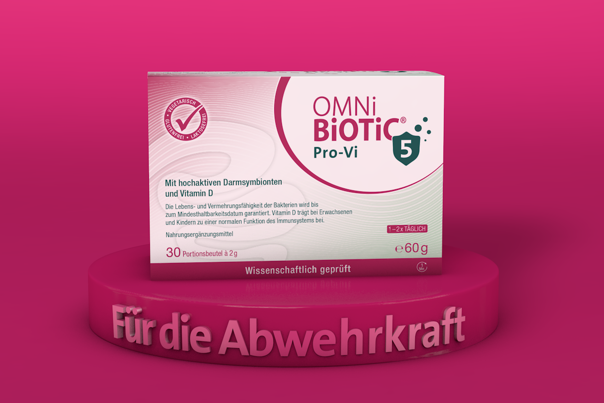 Produktpackung von OMNi-BiOTiC® Pro-Vi 5 auf pinkem Podest mit dem Text „Für die Abwehrkraft“.