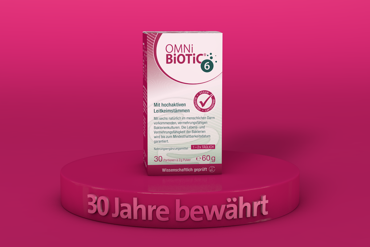 Produktpackung von OMNi-BiOTiC® 6 auf pinkem Podest mit der Aufschrift „30 Jahre bewährt“.