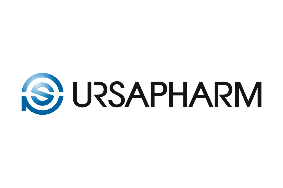 Logo von URSAPHARM in schwarzer Schrift auf weißem Hintergrund, links daneben ein stilisiertes Symbol aus einem blauen Kreis mit integriertem „S“.
