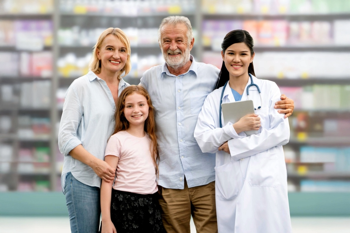 Apothekerin steht neben einer Familie in der Apotheke.