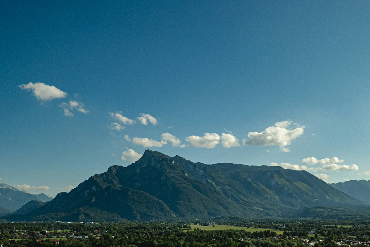 Blick auf die Salzburger Bergwelt – Heimat von nicapur® und Symbol für Austrian Science inside.
