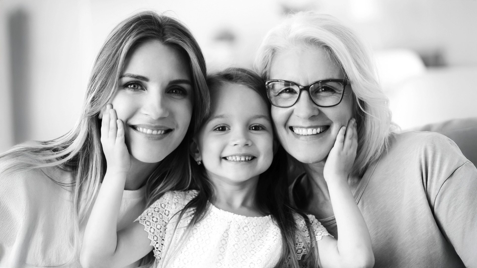 Headerbild_1920x1080 3 Generationen: Mutter, Tochter und Oma halten ihre Köpfe zusammen.